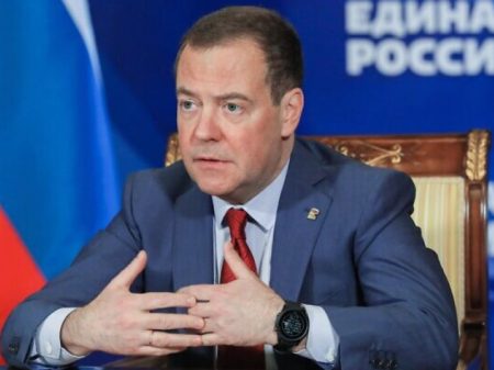Medvedev diz que “EUA não mandam no mundo e sanções apenas consolidarão a Rússia”