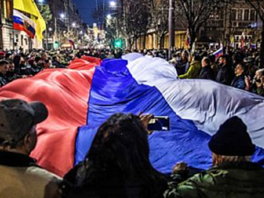 Milhares de sérvios apoiam nas ruas de Belgrado socorro da Rússia ao Donbass antifascista