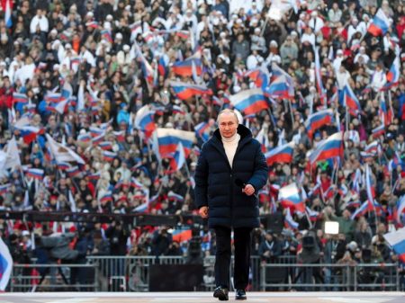 Putin para 100 mil pessoas: “há tempos não via a Rússia tão unida”
