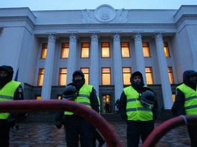 Zelensky bane 11 partidos da oposição e mantém intocados os nazis Svoboda e Setor Direita