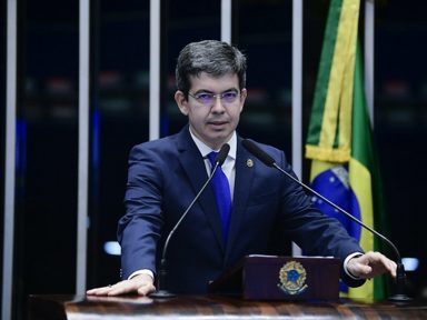 Randolfe ironiza Bolsonaro: “quem decreta fim de pandemia é a OMS e não o governo”