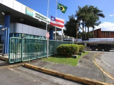 Sindicato aciona Justiça contra privatização de refinaria na BA: “gasolina mais cara do Brasil”