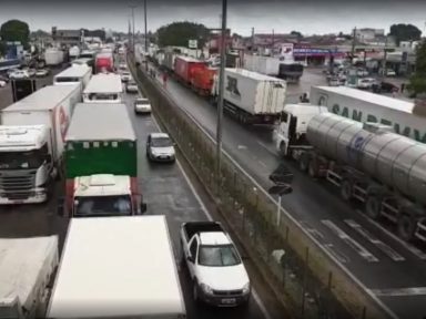 Caminhoneiros param 5 km da BR-116, em Feira de Santana, contra a alta absurda dos combustíveis