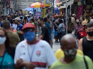 Estados começam a liberar máscaras em locais abertos; cientistas defendem uso em escolas e transporte