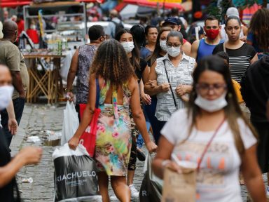 SP encerra exigência de máscaras em locais fechados, à exceção de transporte e hospitais