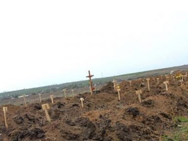 Jornalista desmascara farsa midiática de suposta vala comum cavada pelos russos em Mariupol