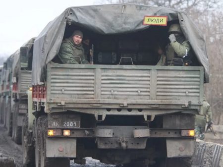 Civis de Bucha foram mortos pelo Batalhão Azov, afirma correspondente de guerra