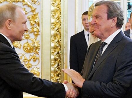 “Não podemos deixar de nos relacionar com a Rússia”, diz ex-chanceler alemão Gerhard Schroeder