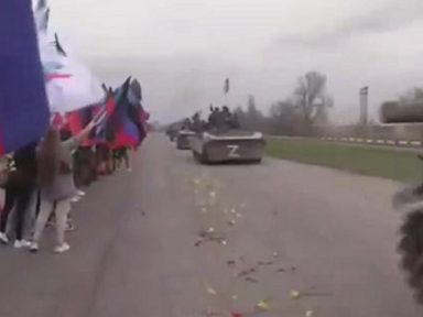 População celebra, junto com forças russas, a libertação de Mariupol de nazistas do Azov