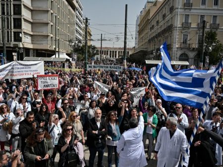 Grécia faz greve contra arrocho e submissão ao FMI: “Com estes salários, contas não fecham”