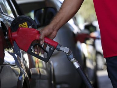 Mesmo com ICMS congelado, preço da gasolina sobe