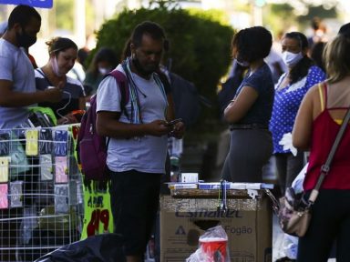 IBGE: renda cai 8,7% e desemprego segue elevado