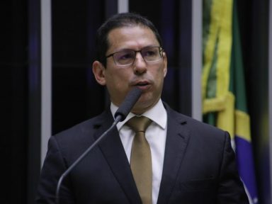 Vice da Câmara pede ao MP eleitoral que investigue Bolsonaro por decretos ilegais