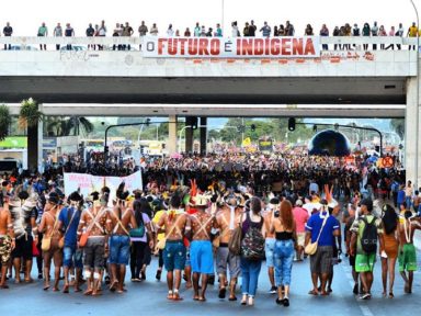7 mil indígenas marcham no DF contra ataques de Bolsonaro e em defesa da demarcação de terras