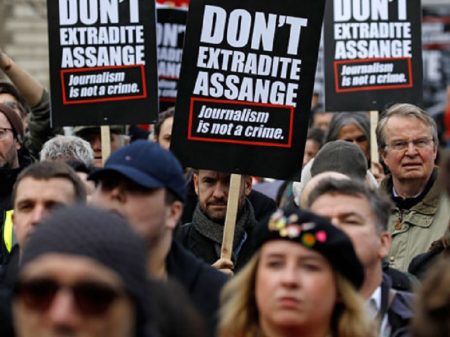 (In)justiça britânica emite ordem de extraditar o jornalista Assange aos EUA