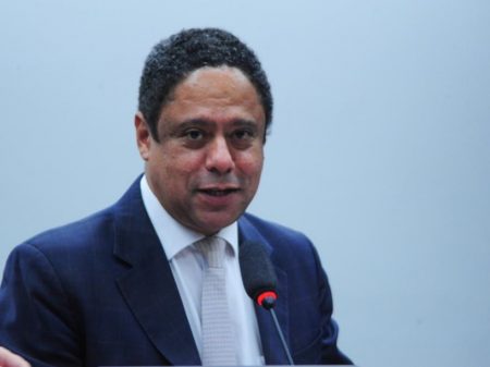 Orlando Silva elogia “decisão enérgica” de Moraes contra o Telegram