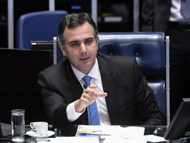 Presidente do Senado repele seguidores de Bolsonaro por ataques ao STF