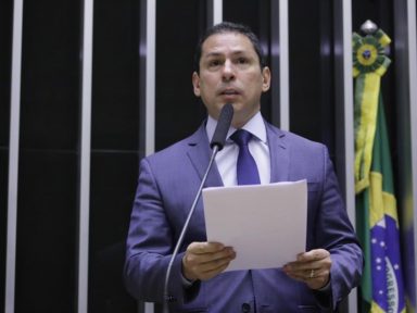 Vice da Câmara pede punição para Eduardo Bolsonaro: “esta Casa não tolera quem cultua a tortura”