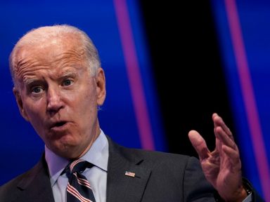 Popularidade de Biden desaba com inflação acirrada pelas sanções contra Rússia