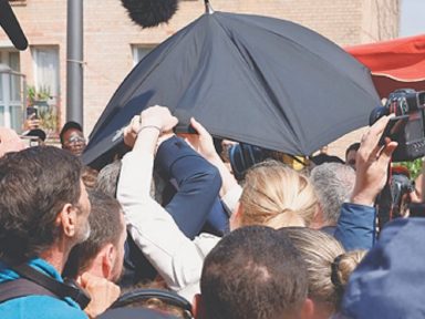 Macron é alvo de tomates arremessados por manifestantes ao visitar feira
