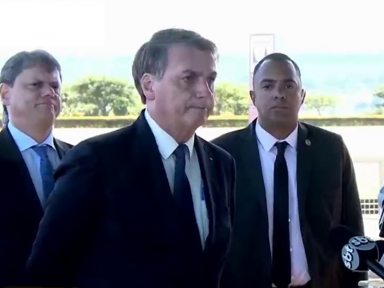 Ao invés de explicar escândalos de corrupção no governo, Bolsonaro ataca STF
