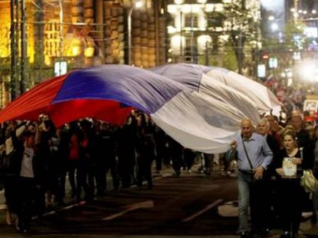 “Sérvios e russos povos irmãos”: multidão em Belgrado apoia desnazificação da Ucrânia