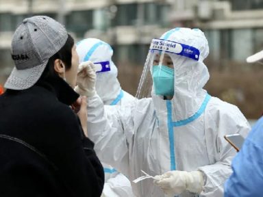 Com quase 1 milhão de mortos por Covid, EUA critica esforço da China que tem 4.600