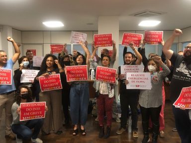 Servidores ocupam Superintendência do INSS em protesto por reajuste salarial