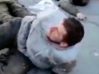 Integrantes das forças ucranianas torturam prisioneiros de guerra russos e espancam civis