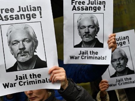 Entidades de jornalistas pedem que ministra do Interior britânica recuse extradição de Assange