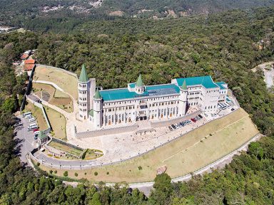Após denúncias, Justiça determina retirada de crianças de internatos dos “Arautos do Evangelho”
