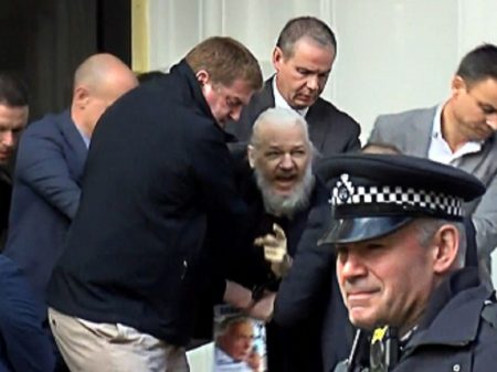 Grupo de Puebla exorta governo inglês a não extraditar o jornalista Assange aos EUA