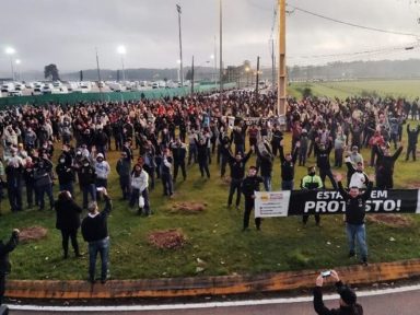 Renault tenta usar força policial para reprimir metalúrgicos em greve no Paraná