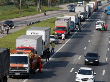 Caminhoneiros se reúnem para debater ação contra alta do diesel