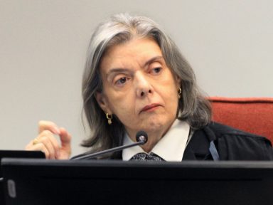 Cármen Lúcia envia à PGR pedido para investigar racismo de Bolsonaro