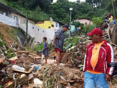 Ao menos 33 pessoas morrem em deslizamentos de barreiras após temporais em Recife