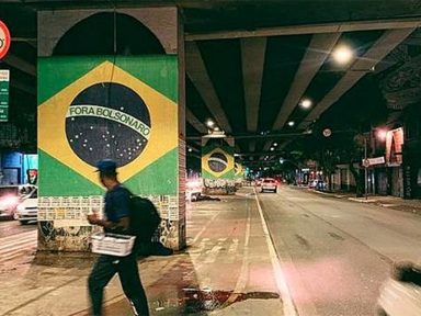 Bandeiras do Brasil e “Fora Bolsonaro” são colocadas nas colunas do Elevado João Goulart, em SP