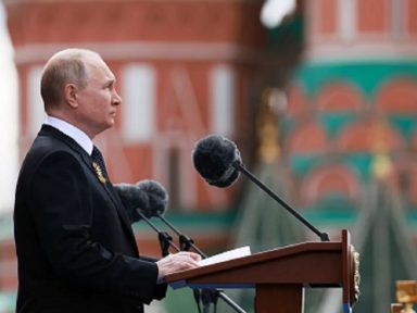 “Somos herdeiros dos vitoriosos contra o nazismo e vamos impedir o seu retorno”, diz o presidente da Rússia