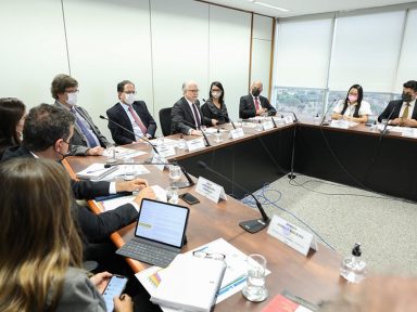 Juristas e movimentos sociais repudiam ataques ao TSE e prestam apoio a Fachin