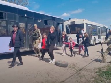 Civis libertados da Azovstal relatam que eram reféns dos nazis do Batalhão Azov