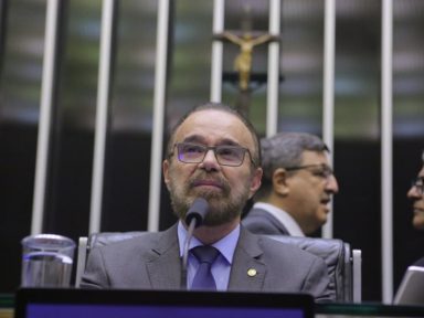 Câmara escolhe novo vice-presidente após derrota de candidato de Bolsonaro dentro do próprio PL
