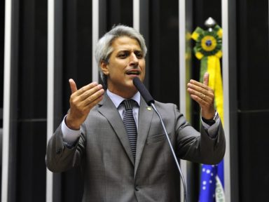“Que o Senado derrube esse horror”, diz Molon sobre MP que autoriza trabalho precário