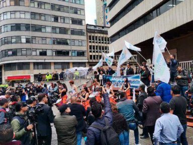 Atos em Medellín e Bogotá exigem retorno de prefeito ilegalmente afastado