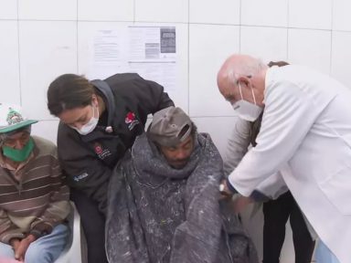 Padre Lancellotti chora ao atender morador de rua com hipotermia na noite mais fria do ano em SP