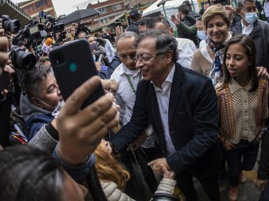Colômbia: Petro derrota candidato do governo e enfrenta admirador de Hitler no 2º turno