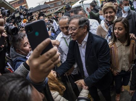 Colômbia: Petro derrota candidato do governo e enfrenta admirador de Hitler no 2º turno