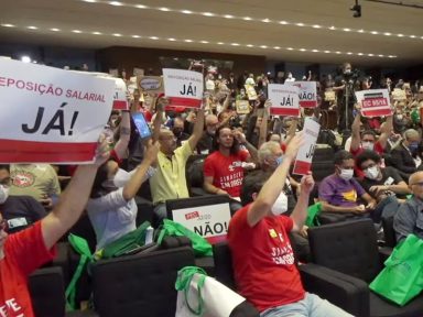 Ato por reajuste une servidores e deputados: “Serviço público nunca foi tão atacado”