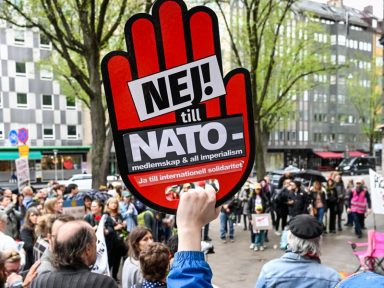 Suecos protestam contra decisão do governo de aderir à OTAN