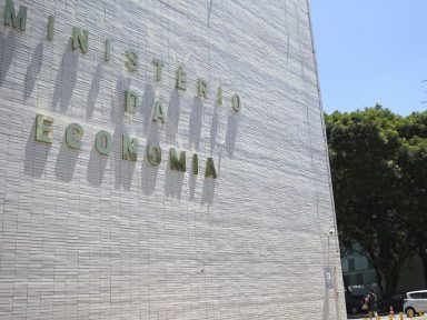 Servidores do Tesouro Nacional entram em greve por tempo indeterminado