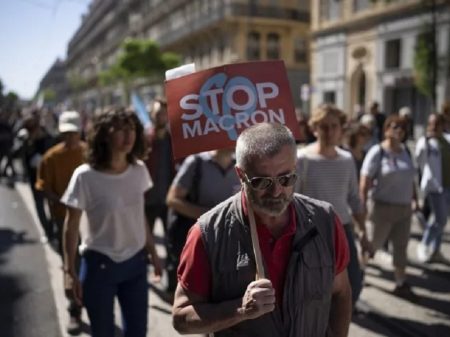 1º de Maio: franceses condenam ataque de Macron às aposentadorias e gregos fazem greve por reajustes